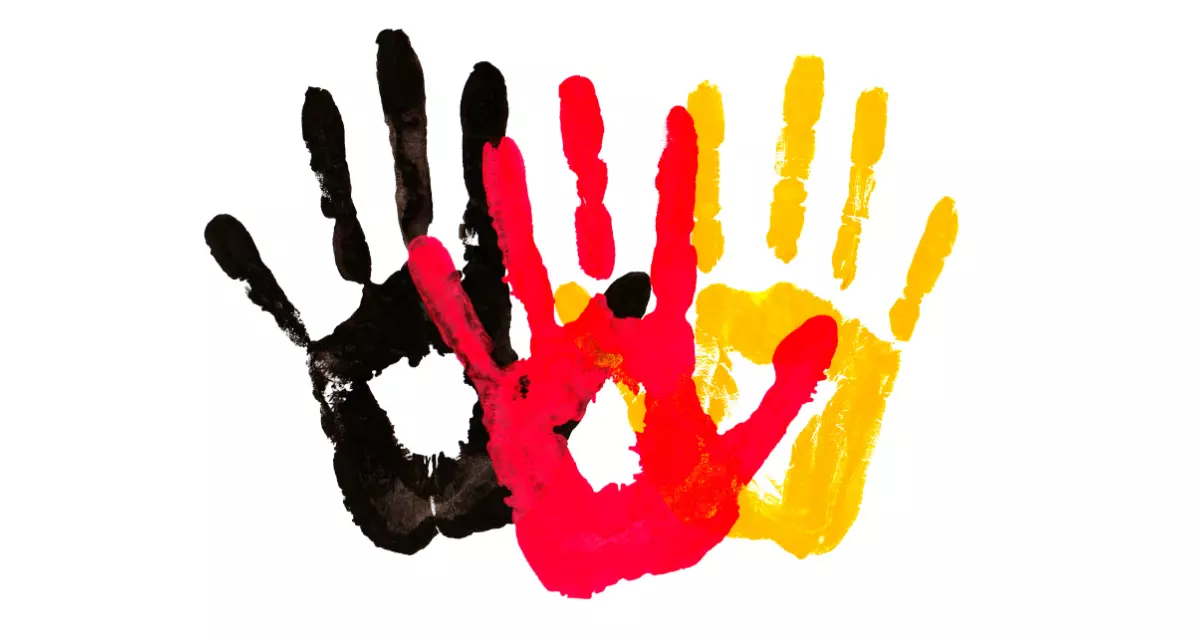 Symbolfoto Wehrhafte Demokratie, Händeabdruck in den Farben der Deutschlandflagge. Foto: Adobe Stock | Viktoria Tom.