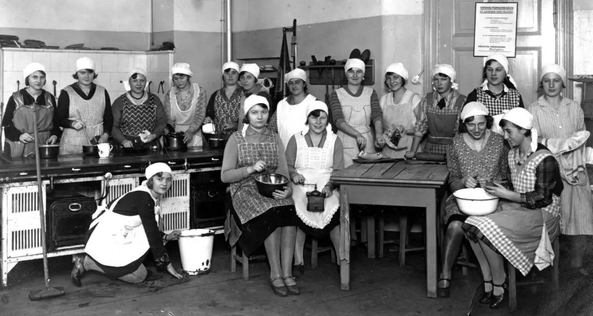 Hausmädchen in einer Hauswirtschaftsschule, aufgenommen in den 1920er-Jahren. © picture-alliance/ImageBroker | our-planet.berlin 