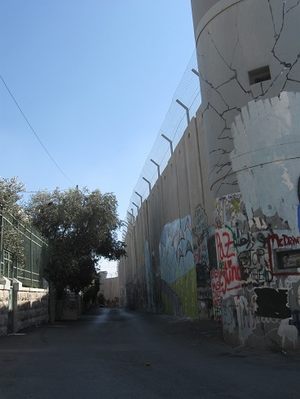 Die israelische Sperranlage mit Graffiti