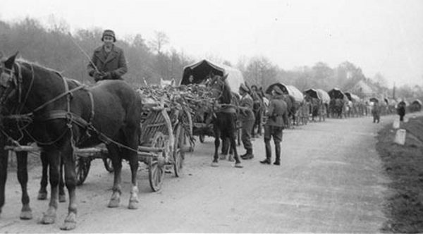 Ein donauschwäbischer Flüchtlingstreck im Jahr 1944 aus der Gemeinde Sarwasch (Slawonien) im Nordosten des heutigen Kroatien auf dem Weg in den Westen. Foto: Donauschwäbisches Zentralmuseum Ulm (DZM)