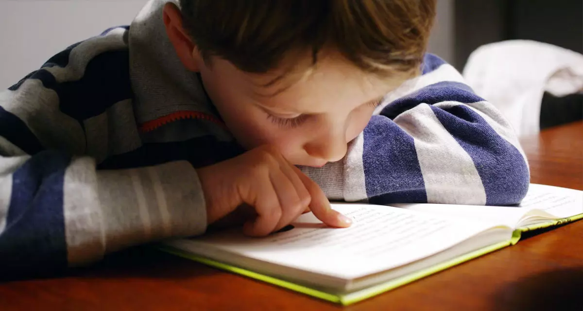 Kind liest in einem Buch. Foto: unsplash.com | Michał Parzuchowski