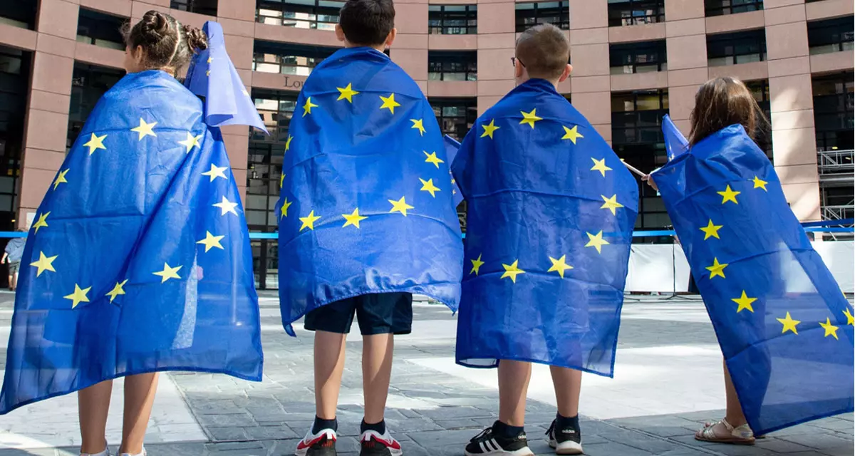 Kinder vor dem Europa-Parlament. Foto: © European Union 2022 