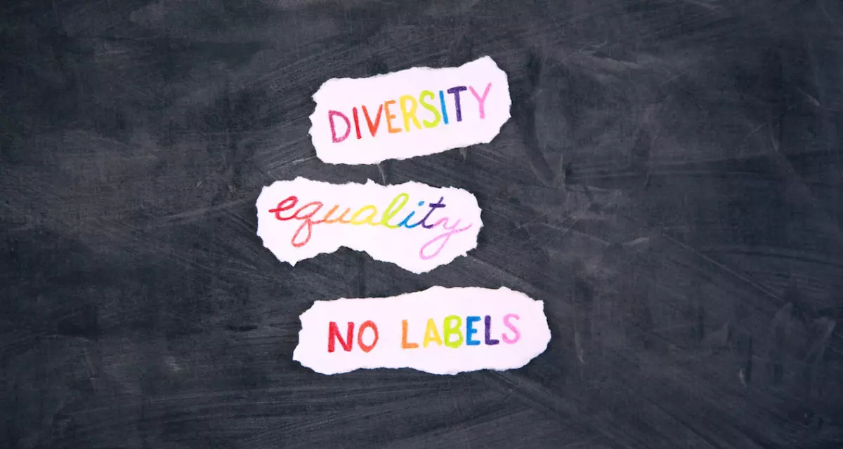 Symbolbild mit Wörtern Diversity, Equality und No Labels auf Tafel. Foto: pexels | Alexander Grey