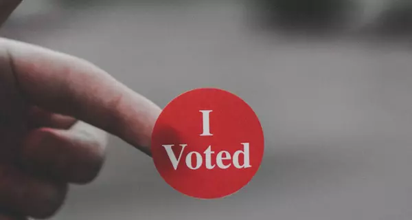 "I voted" Sticker. Foto: unsplash.com / Parker Johnson.