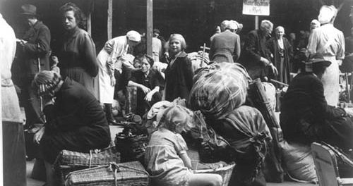 Flüchtlinge aus Pommern, Ost- und Westpreußen, Berlin 1945, Foto: Bundesarchiv, Bild 175-13223 / CC-BY-SA