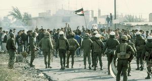 Palästinensische Demonstranten und israelische Sicherheitskräfte in Gaza-Stadt im Dezember 1987. Foto: Wikimedia (CC BY 4.0) | Efi Sharir/I.P.P.A. 