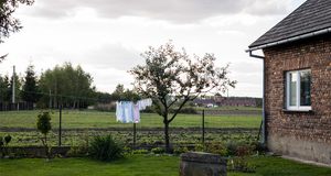 Garten und Wohnhaus von Emilia Kramarczyk in Brzezinka (Birkenau). Foto: Kai Loges und Andreas Langen (die arge lola), Stuttgart 