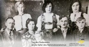 Gedenkstunde des Landtags von Baden-Württemberg zum Tag des Gedenkens an die Opfer des Nationalsozialismus. Foto: Historisches Familienportrait, Zentralrat der Jenischen Deutschland. © Landtag von Baden-Württemberg