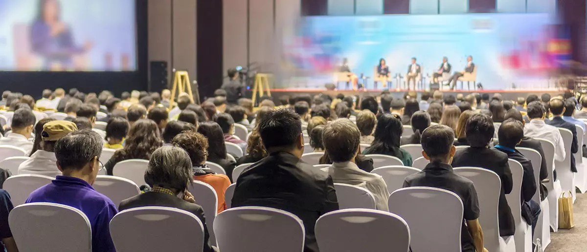 Symbolbild Tagung mit Podiumsdiskussion. Foto: Adobe Stock | Thananit