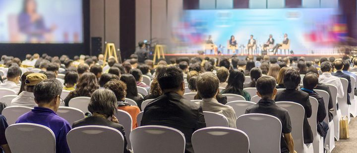 Symbolbild Tagung mit Podiumsdiskussion. Foto: Adobe Stock | Thananit