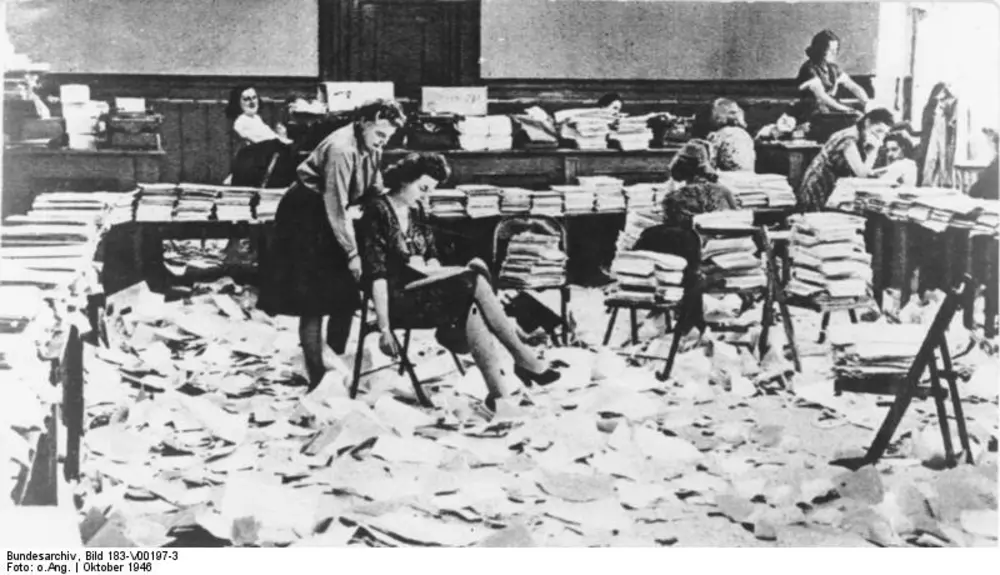 Das Büro für Druckschriftenherstellung nach dem Ende des ersten Nürnberger Prozesses gegen die Hauptkriegsverbrecher. Das Büro für Druckschriftenherstellung nach dem Ende des ersten Nürnberger Prozesses gegen die Hauptkriegsverbrecher. Foto: Bundesarchiv, Bild 183-V00197-3 / CC-BY-SA 3.0.