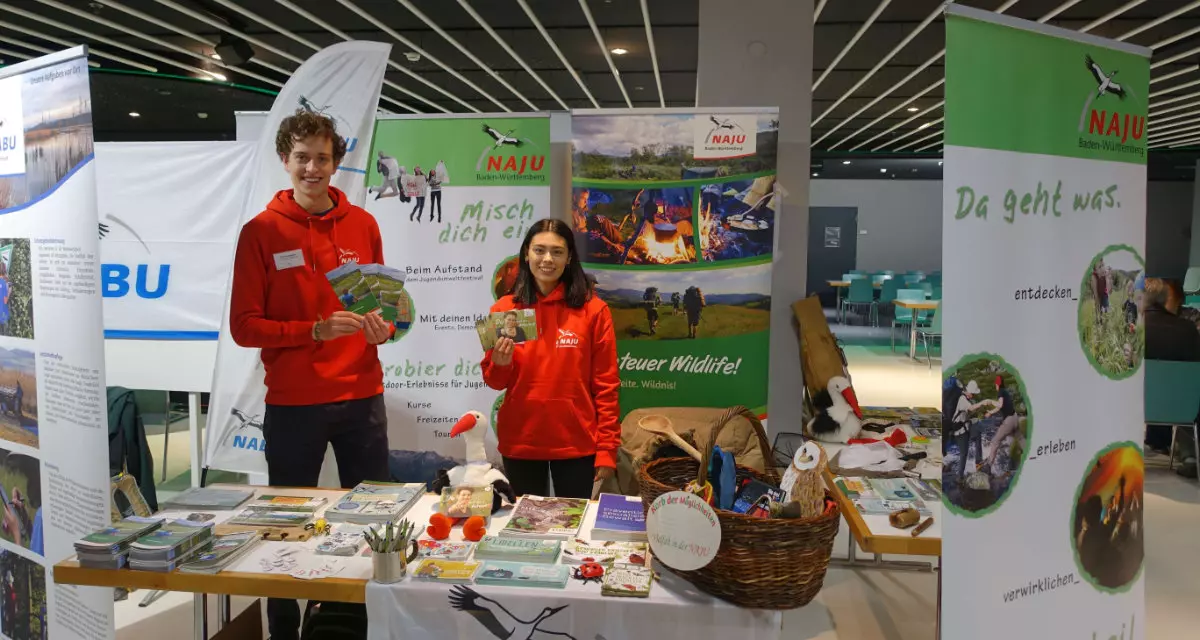 Michèle und Felix betreuen einen Infostand bei den Naturschutztagen im Milchwerk in Radolfzell am Bodensee.