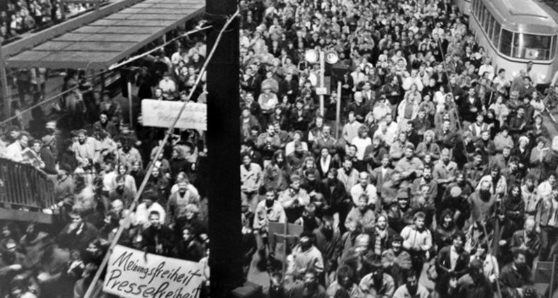 Rund 120.000 DDR-Bürger:innen demonstrieren am 16.10.1989 in Leipzig für mehr Demokratie, Bürgerrechte und Reformen. Foto: picture-alliance/ dpa