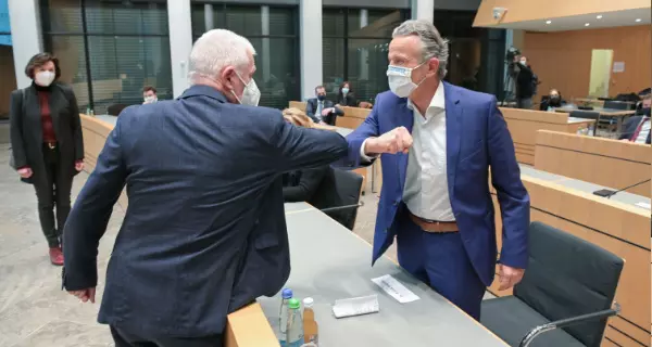 Fritz Kuhn (links) begrüßt seinen Nachfolger Frank Nopper. Foto: Leif Piechowski/Stadt Stuttgart