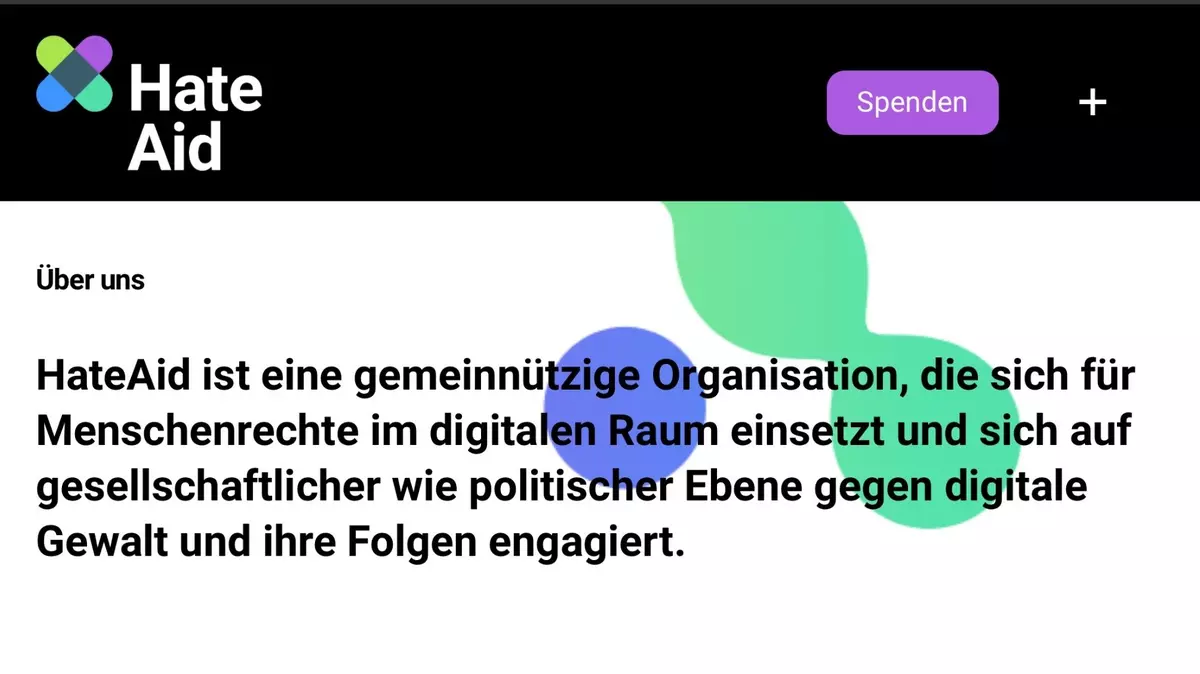 Screenshot Internetseite HateAid: Strategien und Anlaufstelle bei Gewalt im Netz. 