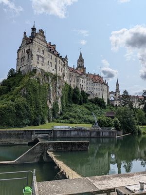 Blick auf das Sigmaringer Schloss, im Vordergrund die Donau.