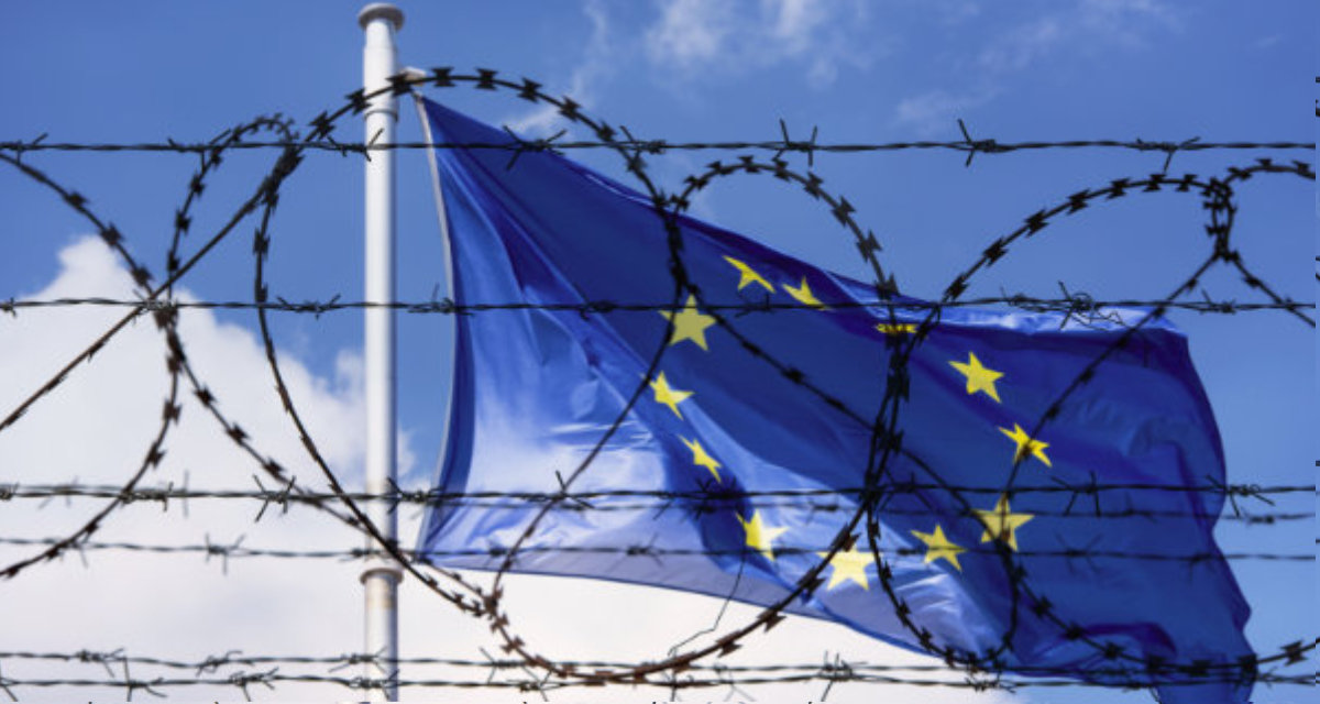EU Flag and fence with barbed Wire. Foto: © Savvapanf Photo, Adobe Stock, 205271093
