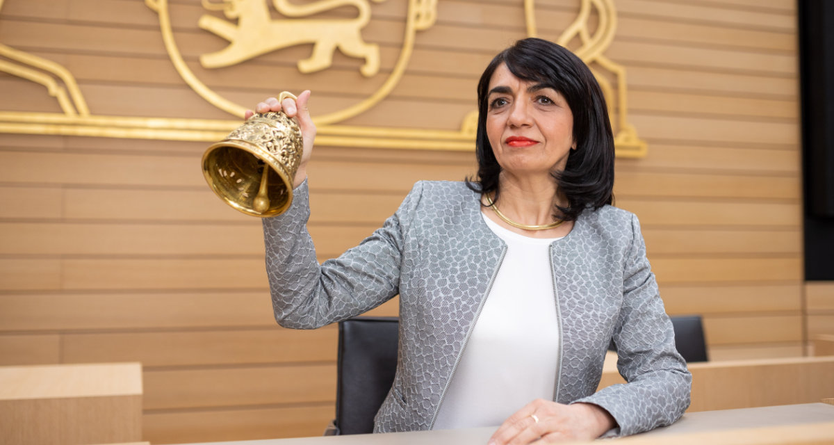 Muhterem Aras mit einer Glocke im Plenarsaal.