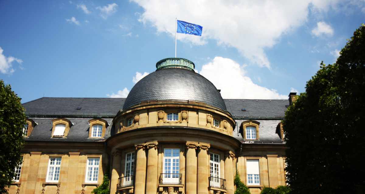 Die Europaflagge weht auf der Villa Reitzenstein. Foto: Staatsministerium Baden-Württemberg Die Europaflagge weht auf der Villa Reitzenstein.
