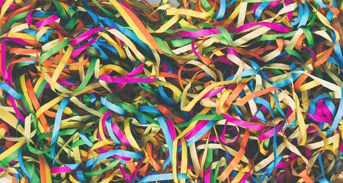 Bunte Fäden ragen durcheinander. 