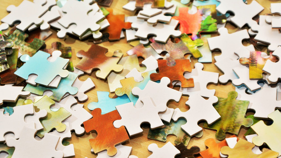 Puzzleteile liegen durcheinander.