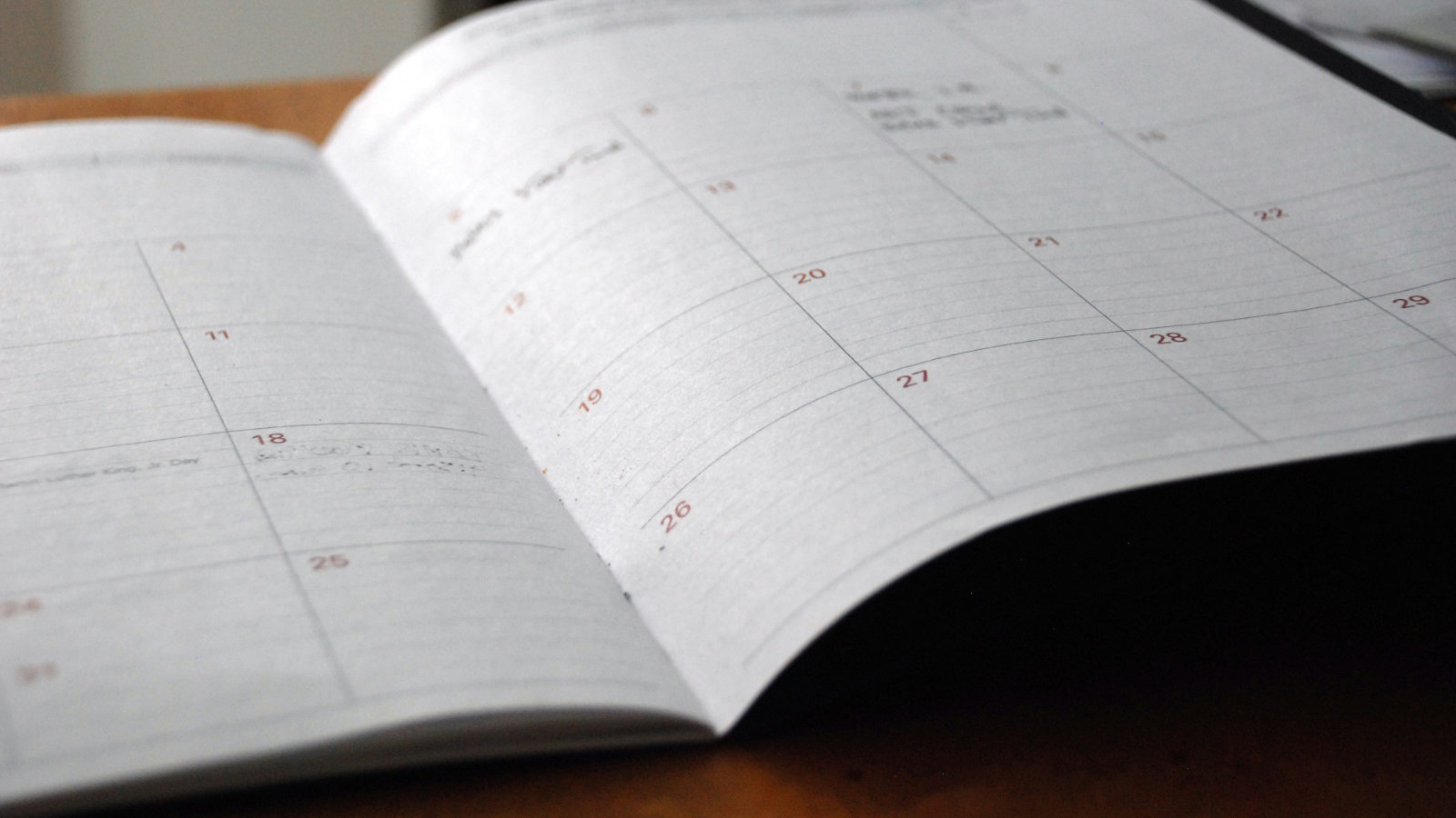 Ein aufgeschlagenes Kalenderbuch