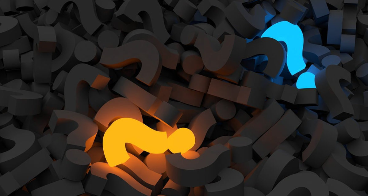 Mehrere Fragezeichen liegen wild durcheinander