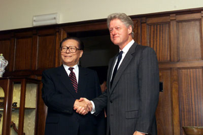 Chinas Präsident Jiang Zemin trifft US-Präsident Clinton. Foto: Wikimedia (gemeinfrei) | David Scull Chinas Präsident Jiang Zemin trifft US-Präsident Clinton.