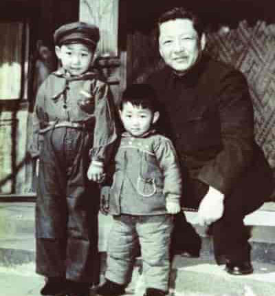 Xi Xinping (links) mit seinem Vater Xi Zhongxun und seinem Bruder Xi Yuanping im Jahr 1958.