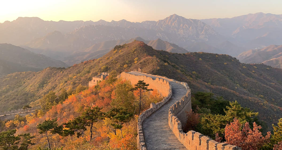 Die Chinesische Mauer ist eines der bekanntesten Wahrzeichen Chinas. 