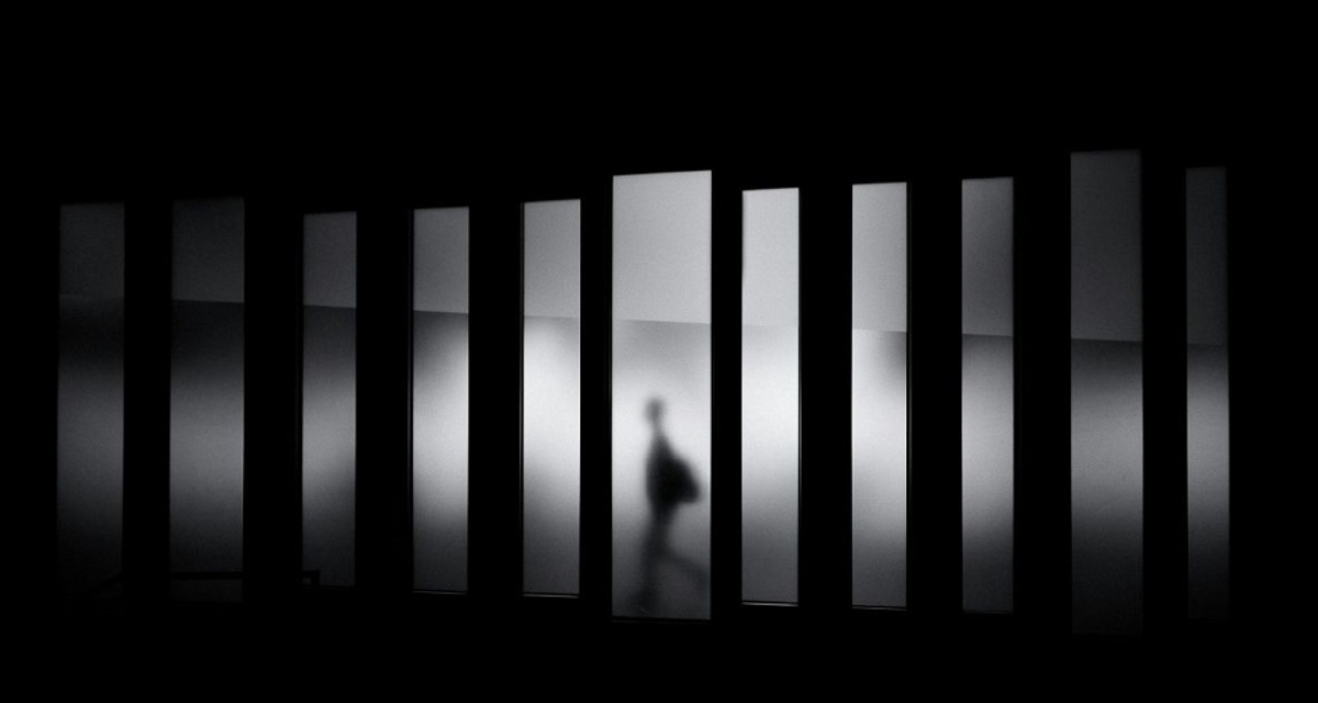 Ein Schatten hinter Spiegeln