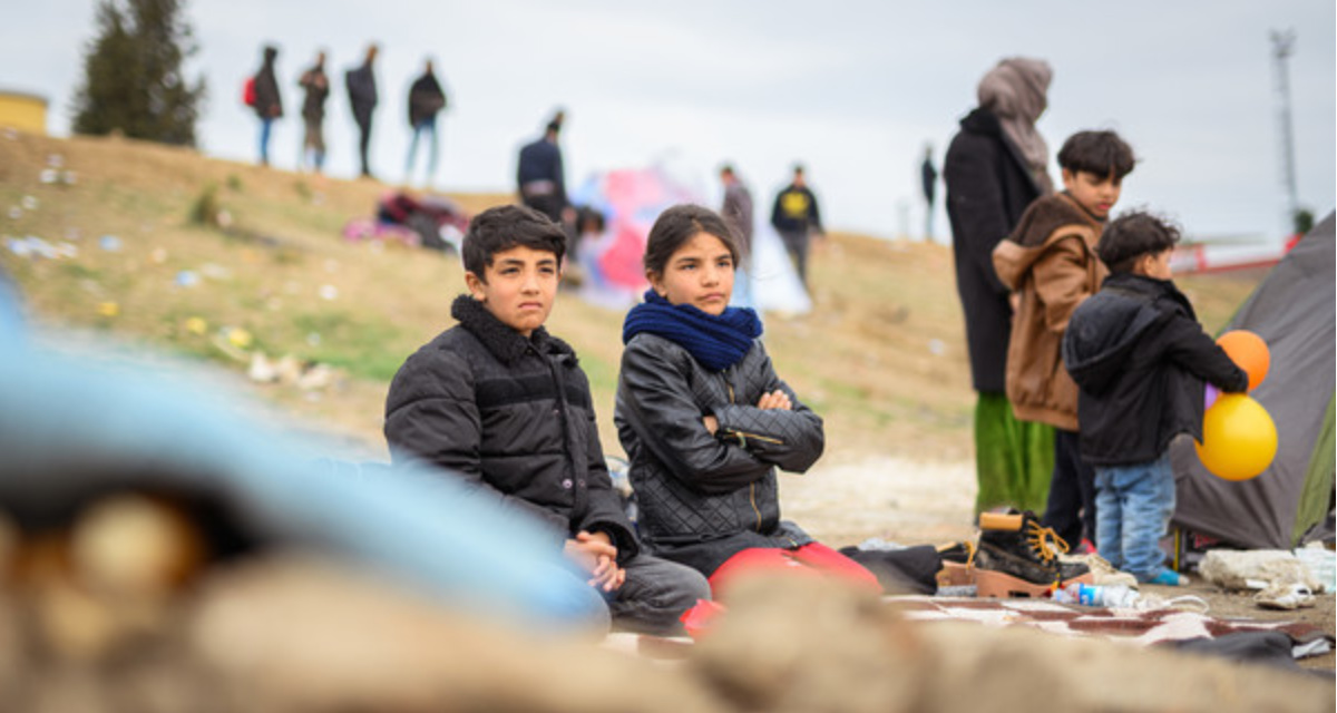 Syrische Flüchtlingskinder an der türkischen Grenzstadt Edirne, nahe des Grenzübergangs Pazarkule-Kastanies. Quelle: picture alliance/Mohssen Assanimoghaddam/dpa. 