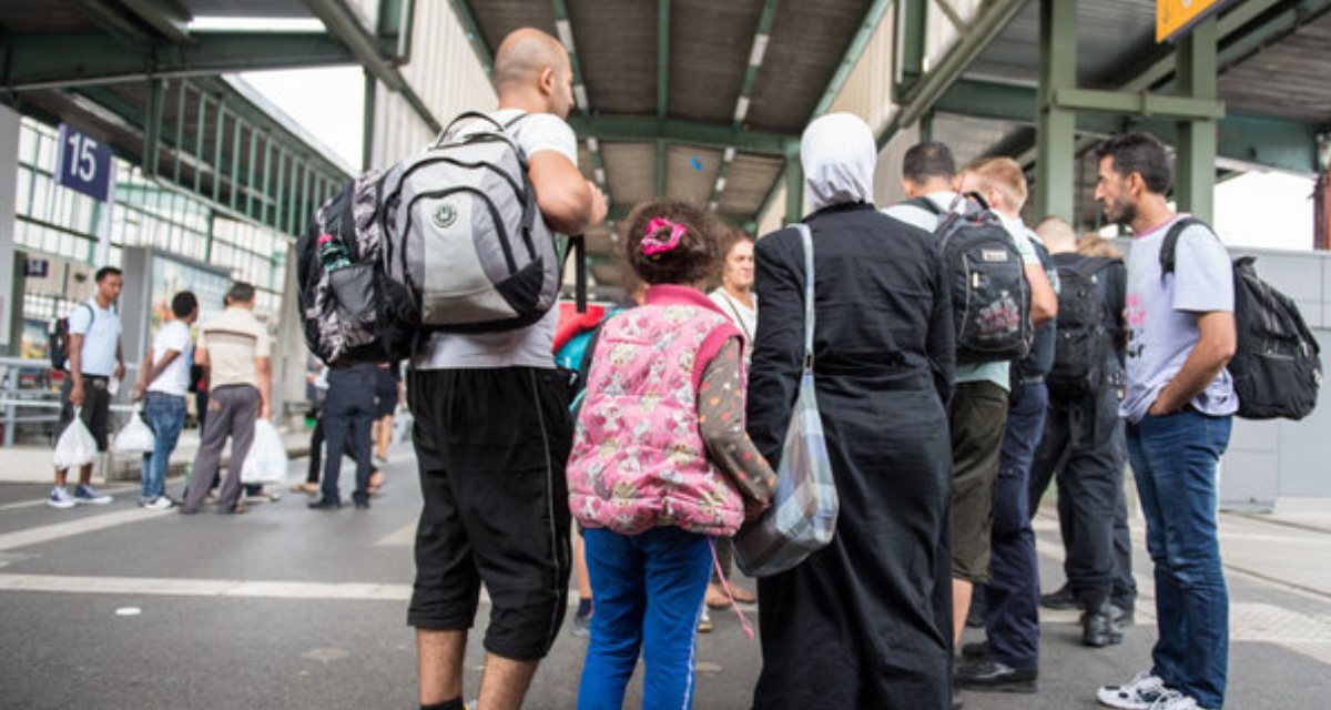 Schutzsuchende aus Syrien am Stuttgarter Hauptbahnhof, 2015. Foto: picture alliance / Wolfram Kastl.