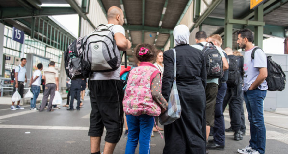 Schutzsuchende aus Syrien am Stuttgarter Hauptbahnhof, 2015. Foto: picture alliance / Wolfram Kastl.
