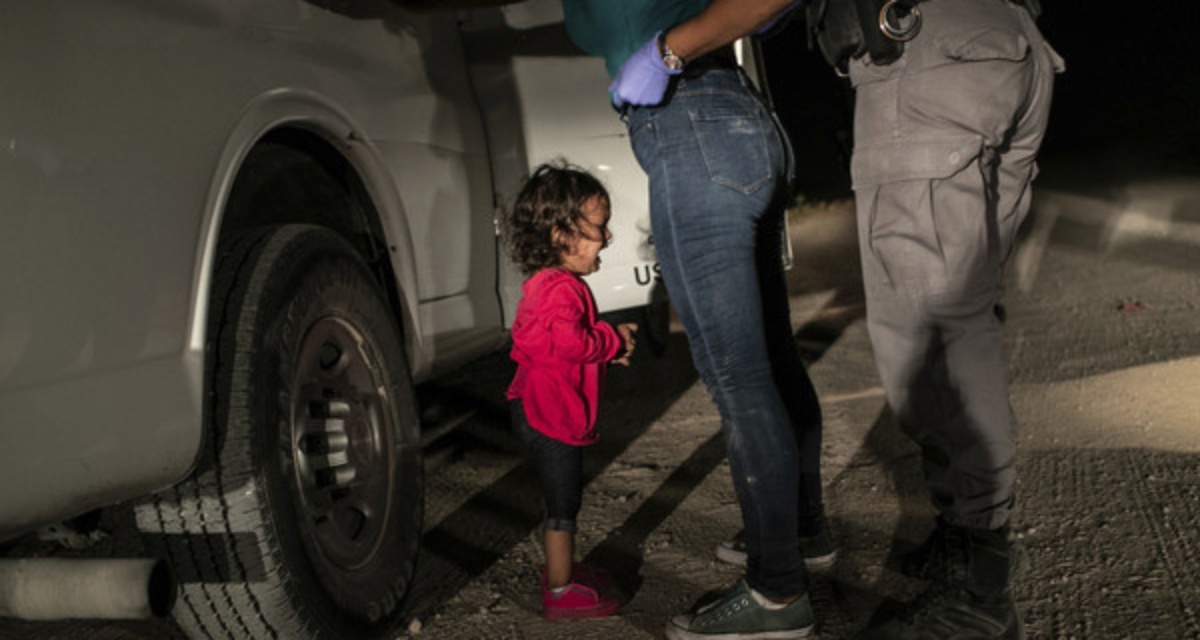 "World Press Photo" des Jahres 2019: Das Foto "Crying Girl on the Border" zeigt das honduranische Kleinkind Yanela Sanchez, als sie und ihre Mutter Sandra Sanchez 2018 in Texas, USA, von US-Grenzbeamten in Gewahrsam genommen werden. Fotograf: John Moore. Quelle: picture alliance / AP Photo / World Press Photo Foundation.