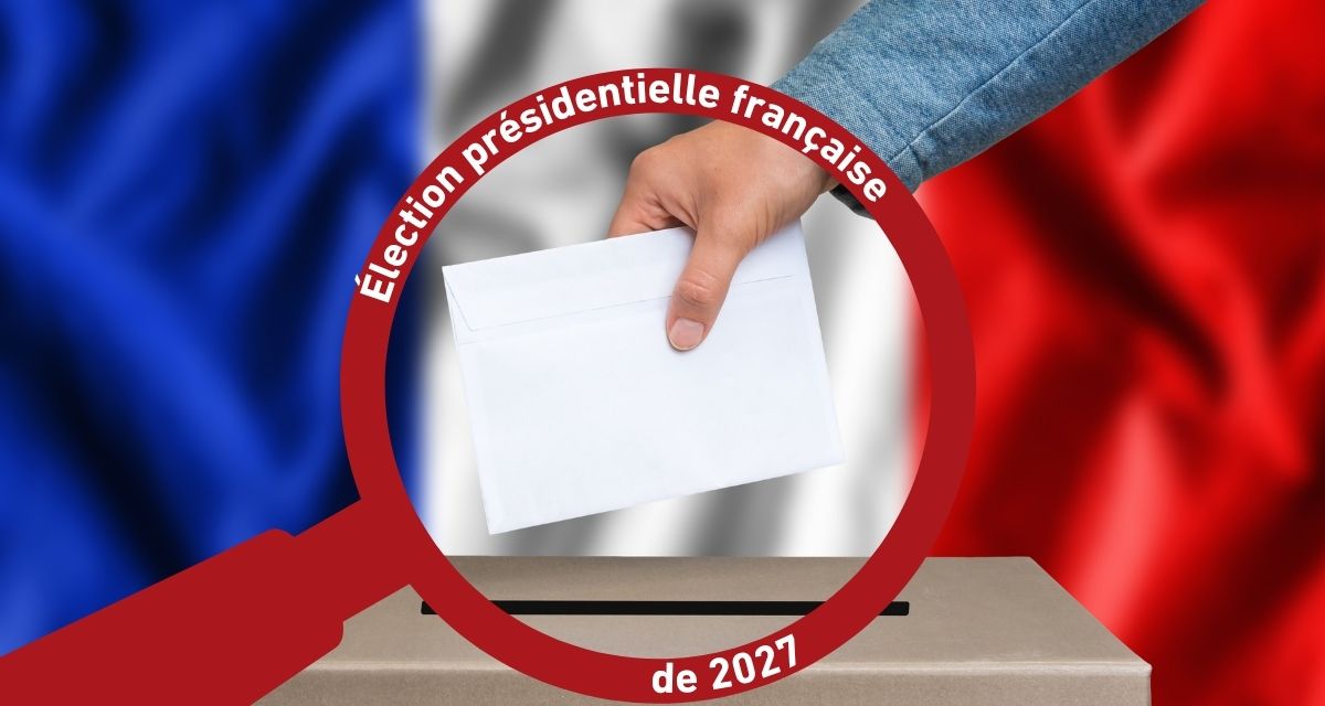 Eine Hand wirft einen Briefumschlag in eine Wahlurne, im Hintergrund eine französische Flagge. Davor eine stilisierte Lupe mit dem Schriftzug "Élection présidentielle française de 2027".