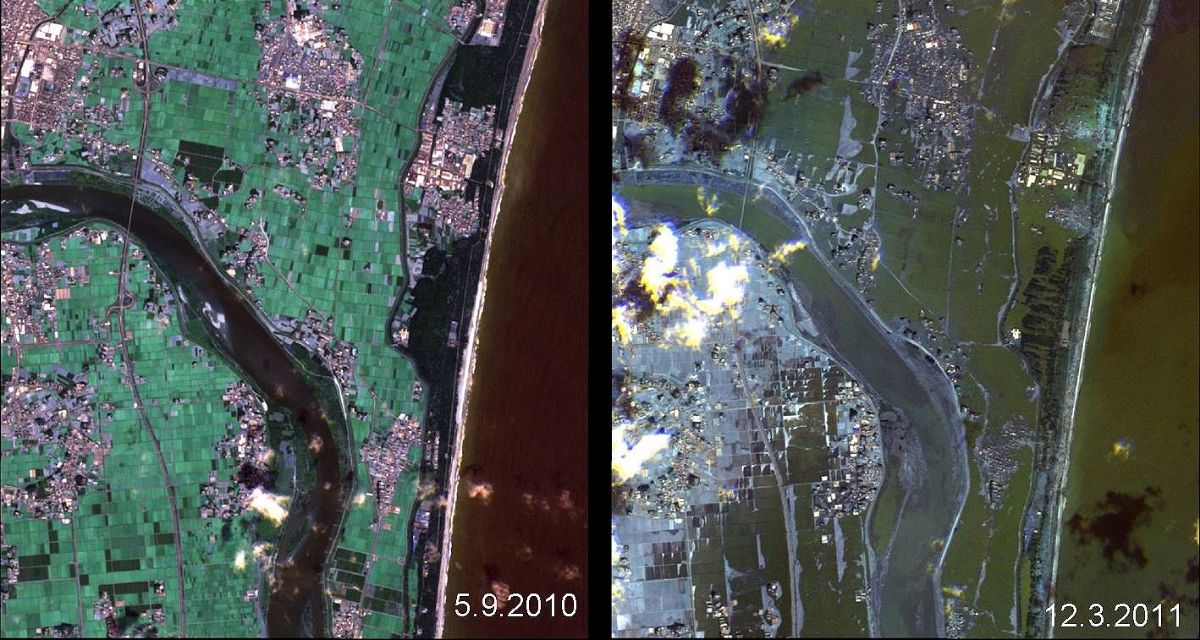 Zwei Satellitenfotos von Fukushima nebeneinander. Einmal von 2010 vor der Reaktorkatastrophe und einmal vom 12.03.2011, ein Tag nach der Katastrophe. Auf dem zweiten Satellitenfoto sieht man die Zerstörung und Radioaktivität in dem Gebiet.