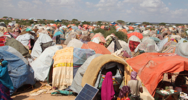 Die meisten Flüchtlinge fliehen innerhalb der eigenen Landesgrenzen oder in benachbarte Staaten, hier ein Flüchtlingscamp für Binnenvertriebene in Somalia 2014. Foto: Amisom Public Information, wikimedia CC0