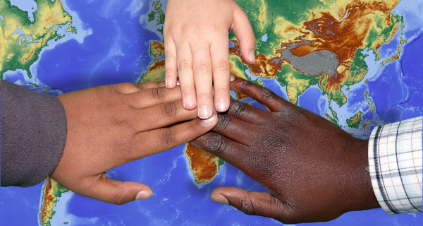 Symbolbild Schützende Hände über Weltkarte. Foto: Capri23auto, pixabay.com, 3129340