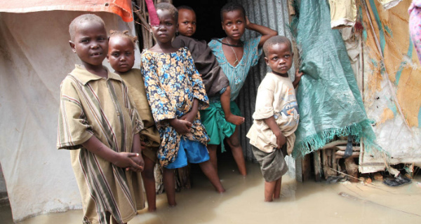 Kinder in einem überfluteten Flüchtlingscamp für Binnenvertriebene in Somalia 2014, Foto: Amisom Photo/Mahamud Hassan, wikimedia CC0