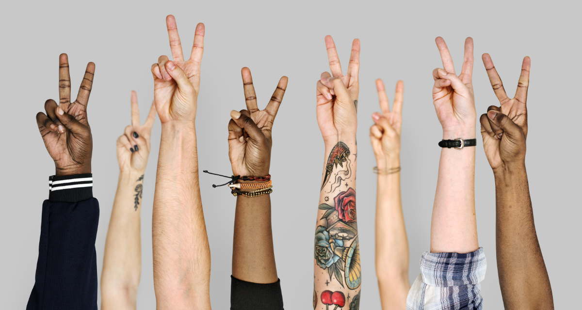 Mehrere Hände, die das Victoryzeichen zeigen. Foto: Adobe Stock | Rawpixel.com