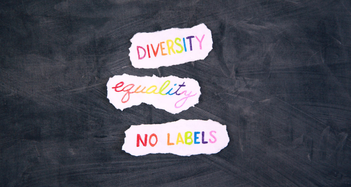 Symbolbild mit Wörtern Diversity, Equality und No Labels auf Tafel. Foto: pexels | Alexander Grey