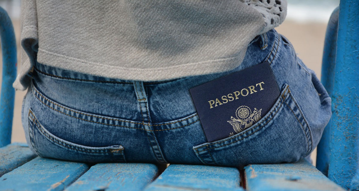 Person mit Reisepass in der Gesäßtasche. Foto: pixabay | Gerd Altmann