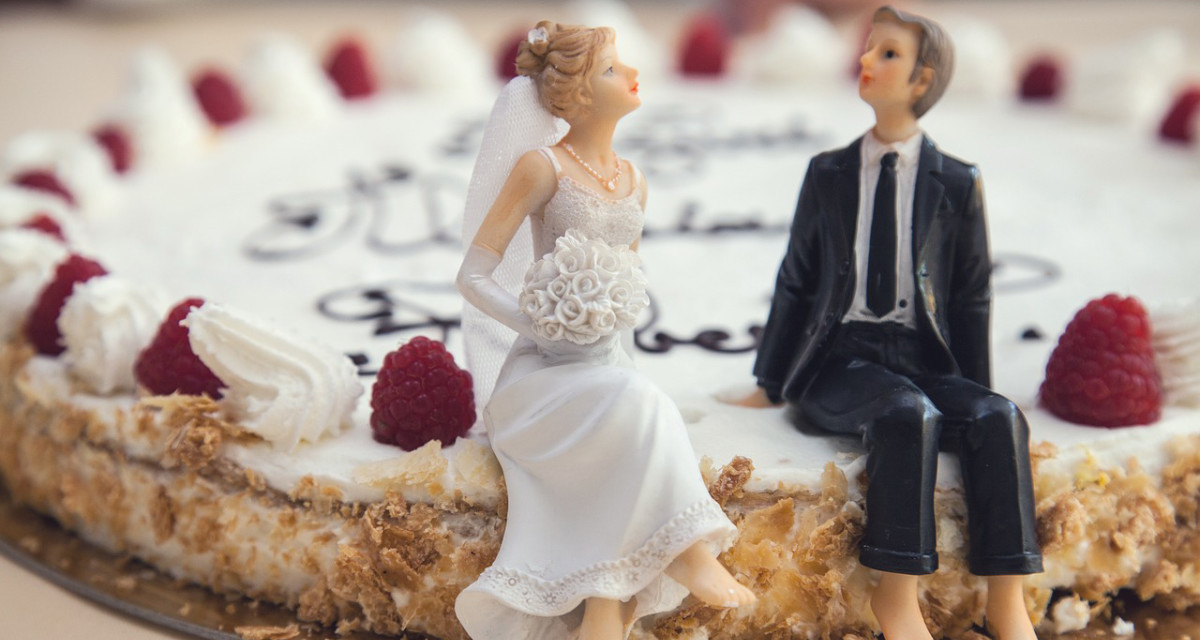Braut- und Bräutigamfigur auf Hochzeitstorte. Foto: pixabay | SplitShire