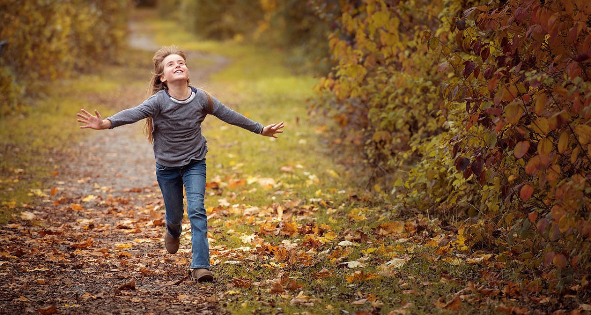 Glückliches Mädchen rennt durchs Herbstlaub. Foto: pixabay | Petra