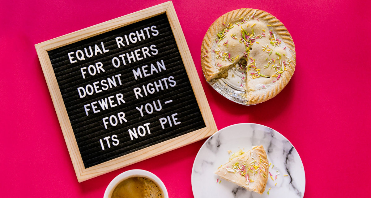 Kuchenstück, Kaffeetasse und Schild mit Aufschrift „Gleiche Rechte für alle bedeutet nicht weniger Rechte für dich - es ist kein Kuchen“. Foto: unsplash | That's Her Business