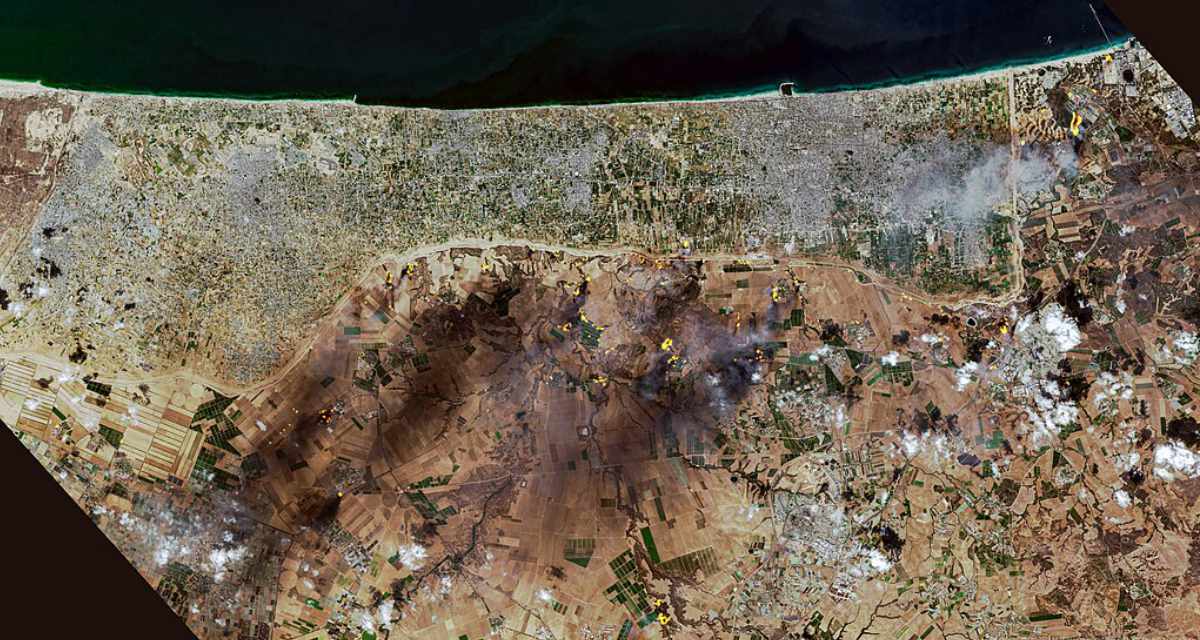 Eine Satellitenaufnahme zeigt in der oberen Bildhälfte den dicht besiedelten Gazastreifen und das umliegende israelische Gebiet am 7. Oktober 2023. Gut erkennbar sind die Feuer in Israel infolge des Hamas-Angriffs.