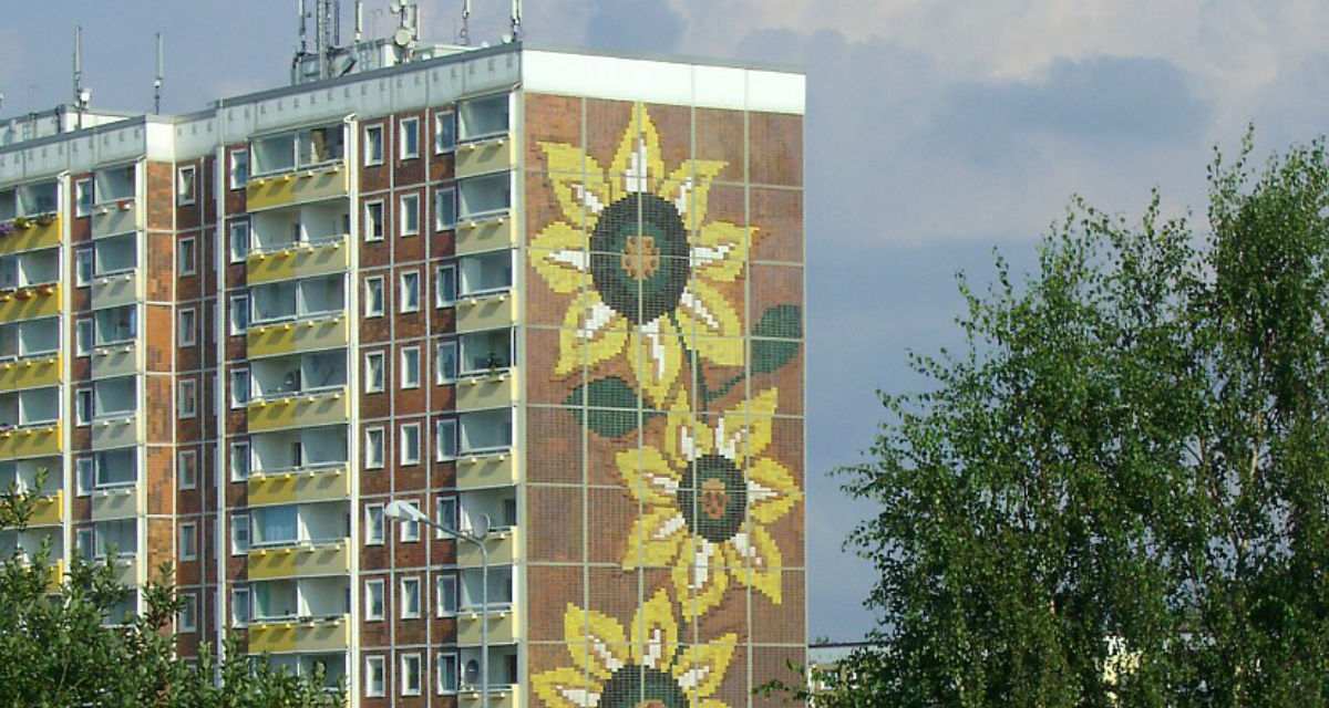 Das Sonnenblumenhaus in der Mecklenburger Allee (2006). Foto: wikimedia.org | mc005 | CC BY-SA 2.5.
