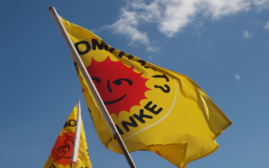 Atomkraft? Nein Danke - gelbe Flagge mit roter Sonne vor blauem Himmel. Foto: Wikimedia Commons | janis96