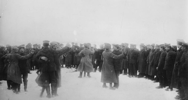 Verbrüderung an der Ostfront 1918. Foto: wikimedia / Bundesarchiv, Bild 183-S10394 / CC-BY-SA 3.0.
